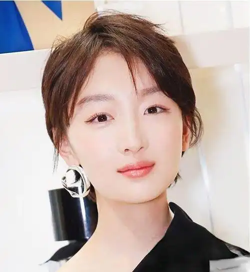 周冬雨短发发型盘点造型百变散发与众不同的魅力