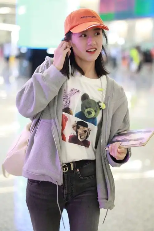 袁冰妍穿灰色外套配灰色牛仔裤秀小蛮腰 对镜头比v挥手笑容迷人