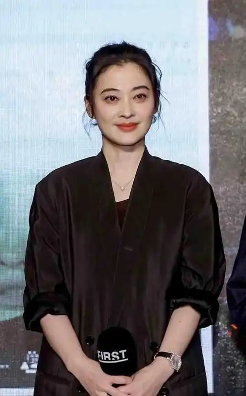 现如今,梅婷跟鄢颇离婚已经16年了,他们俩的生活却是天差地别!