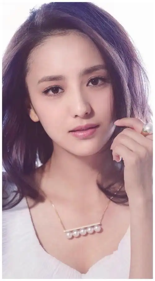 佟丽娅离婚后忙拍戏,在片场笑容满面,眼睛被赞比从前更有光彩?