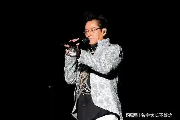 73岁谭咏麟回乡祭祖吃烤乳猪接待档次超高保镖开道排场十足