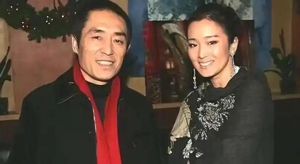 肖华和张艺谋的爱情故事曾经轰动一时,他们的恋情开始于初中时期,两人