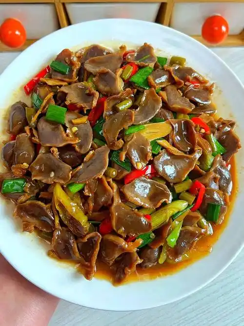 酸豆角炒鸡胗酸辣开胃,又香又下饭_做法_火把_蒜苗