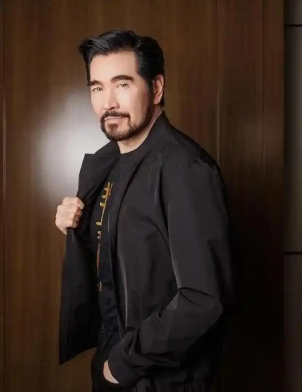 费翔路演争议多!与娜然搂腰搂肩,与女粉丝扣指拍照被嘲没边界感