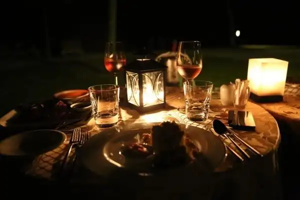 情人节最美妙的当属烛光晚餐了,拿几根蜡烛点起来,在煎一份美味的