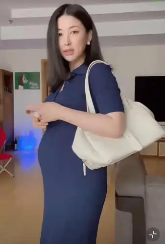 朱珠挺超大孕肚状态好,豪宅客厅罕曝光,电视柜摆放夫妻甜蜜合照