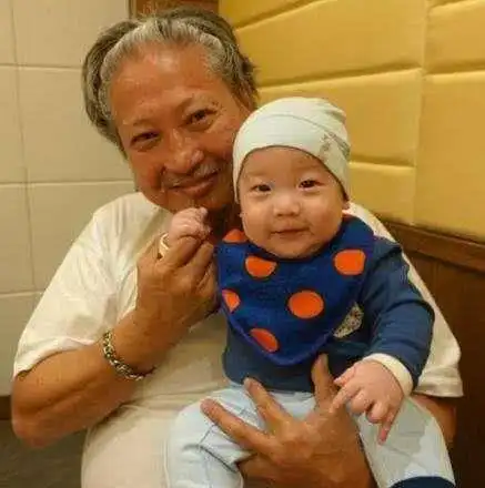 洪金宝小时候原来这么帅气,网友:洪金宝一双大眼睛,特别的帅气