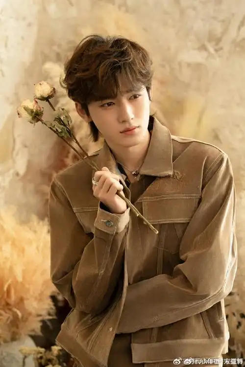 时代少年团-宋亚轩身着2024早春系列水洗质感外套与廓形衬衫,勾勒
