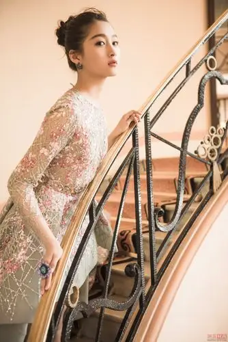 关晓彤亮相戛纳红毯 甜美可人大秀长腿