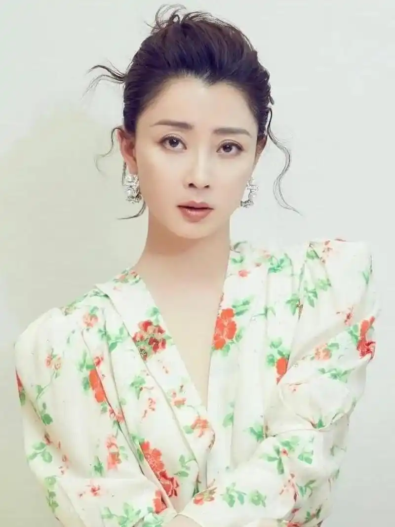 看了殷桃年轻时的照片,才明白为啥有人愿为她一掷千金了!