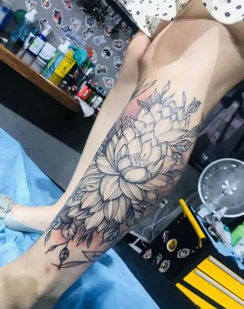 素花包小腿纹身图片_腿部新传统点刺纹身图案