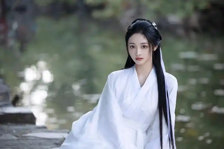 周洁琼颐和园白衣写真古风造型清雅别致贺新春