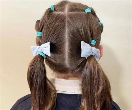 编发双马尾发型,经典不过时的扎发,带颜色的头饰和发饰更显可爱.