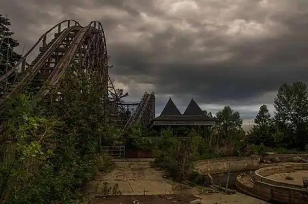 抽离了喧闹与孩子的笑声破败游乐园已然是恐怖片的现成片场