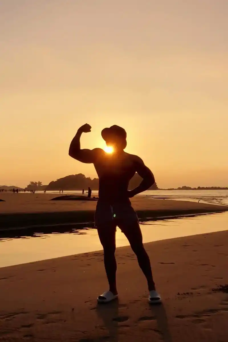 健身的初衷是什么,是为了压抑不好的情绪吗#夕阳下的背影 #日 - 抖音