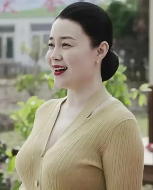 赵本山"夫人"关婷娜,身材更美还是更胖?其实胖不是一个贬义词