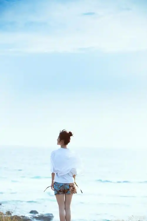 原创谢娜扎丸子头站海边很青春笑称看似在思考其实没有