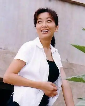 1991年,江珊参演个人首部电视剧《爱在雨季》,担任主角,这是"贾宝玉"