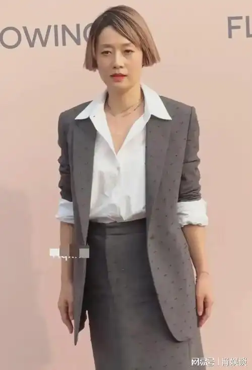 马伊琍现身宣传新作品,本人状态太放松,舞台上咬手指超可爱|短发_网易