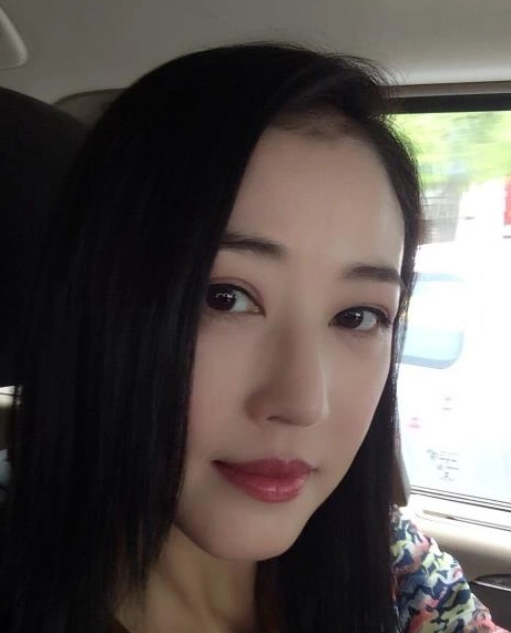 妆前妆后差别小!50岁周海媚素颜自拍照肤白唇红宛如少女