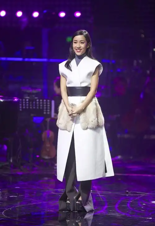 吉克隽逸白色无袖束腰演出服亮相