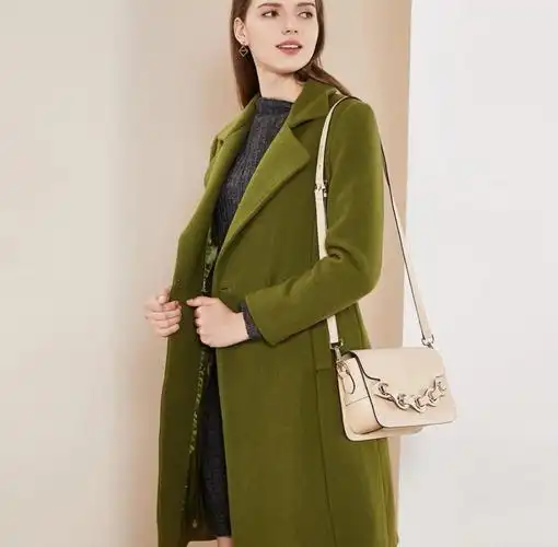 绿色衣服搭配什么裤子呢,短裤还是长裤,颜色呢