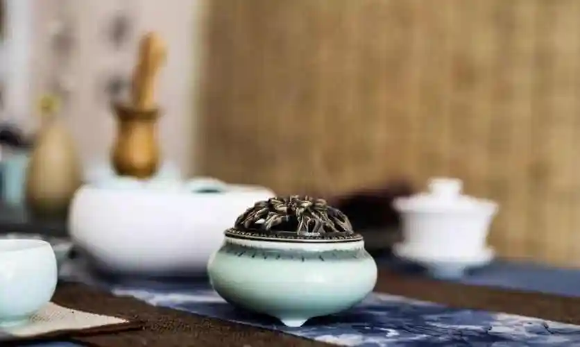 茶道美学上有草下有木人在草木间