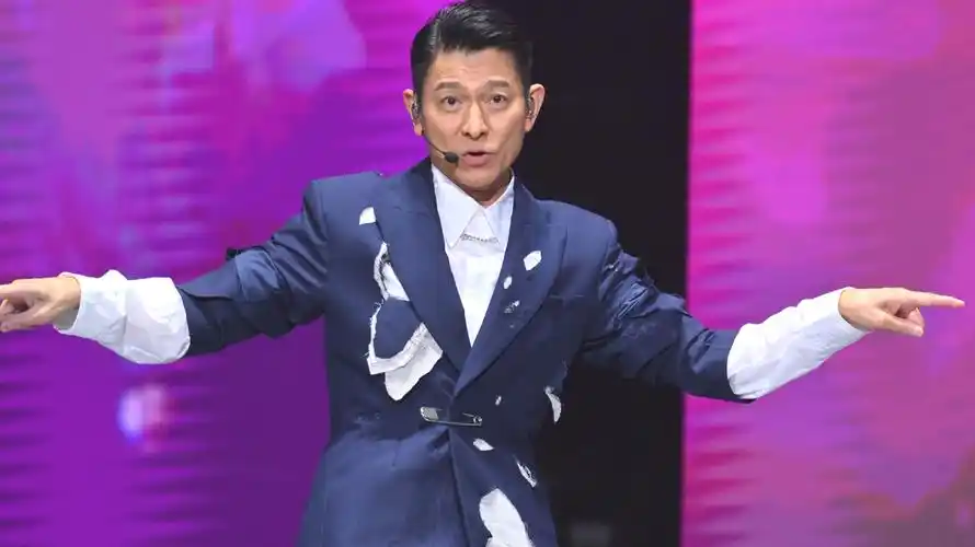 63岁刘德华太拼了,演唱会上滑跪险跌落4米高台吓到停唱,嘴瓢后幽默