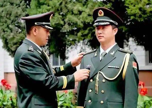 中国公安干警,历经72年,2021年,为何开始采用礼服?_我国_警服_清朝