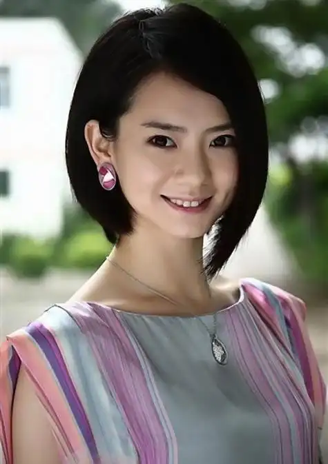 2006年参加上海东方卫视的《我型我秀》选秀节目出道.