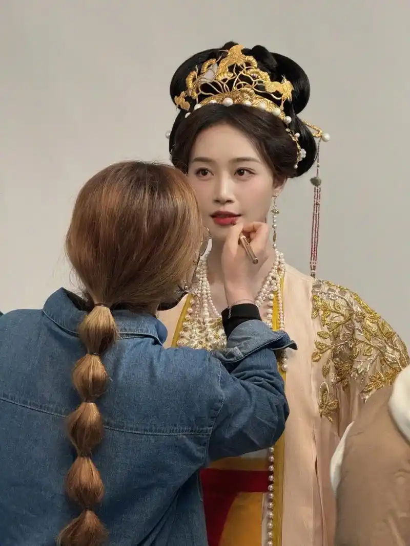 蓝盈莹这套古装服很有范啊,珍珠边超级聚焦,甚至有点太刻意了.