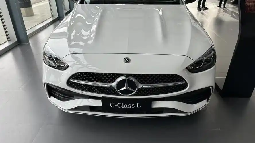 到店实拍2024款奔驰c级,价格微涨,全系增配前排中部气囊