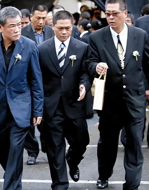 在台湾,到处可见黑帮成员,其中最大的三个帮派便是竹联帮和四海帮