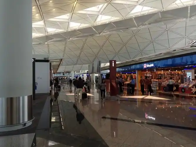 香港国际机场非常大,停机坪两边的跑道同时起落飞机,但是候机楼并不