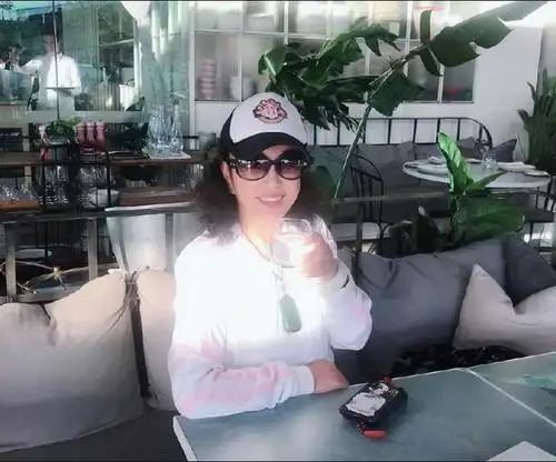 刘晓庆晒自拍面色红润完全看不出她是花甲老人胸前大玉坠亮眼