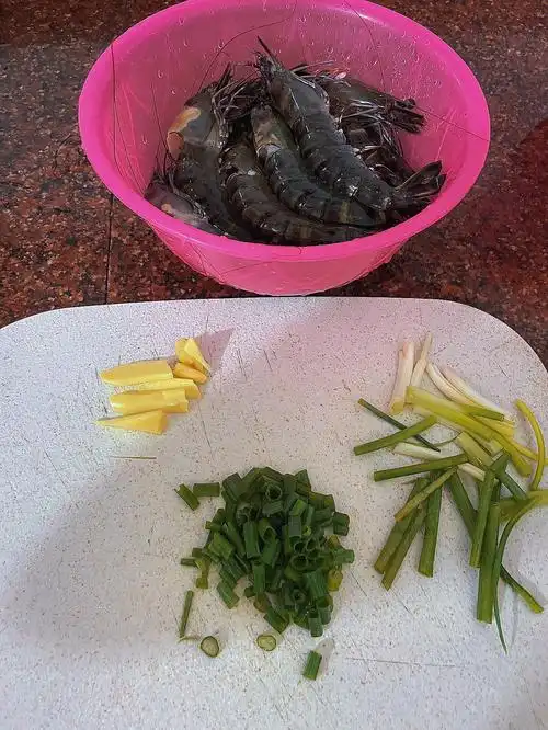 沙包这个就是虾胃和虾肠连接的地方这个地方也要把他剪去不要266