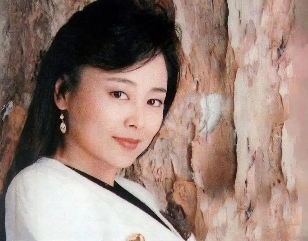 回顾看到67岁赵静老年期打扮才发现直面衰老比刻意扮嫩更美