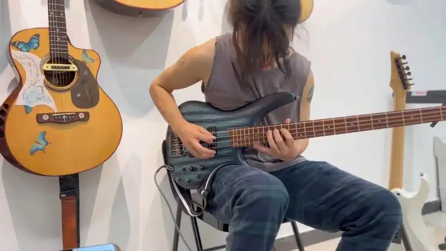 当主音吉他手来弹贝斯经典solo-冷雨夜(91live)完整版