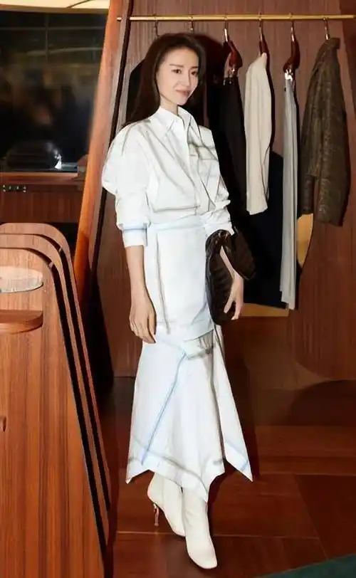 董洁亮相沈阳,格纹套装尽显年轻魅力,白色高跟凉鞋增添优雅风情_新