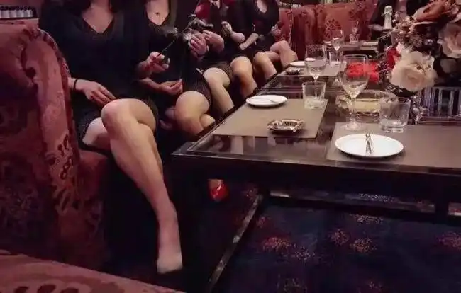 ktv女服务员是用什么开啤酒的?