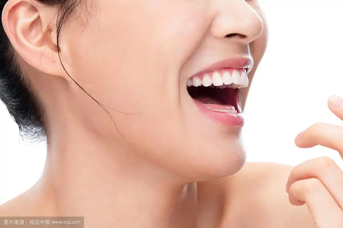 青年女人大笑嘴部特写