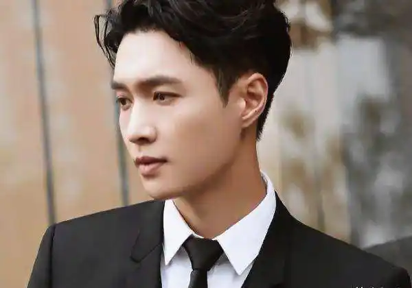 的顶流明星张艺兴,这个在《极限挑战》当中成为团宠的一个90后艺人,他