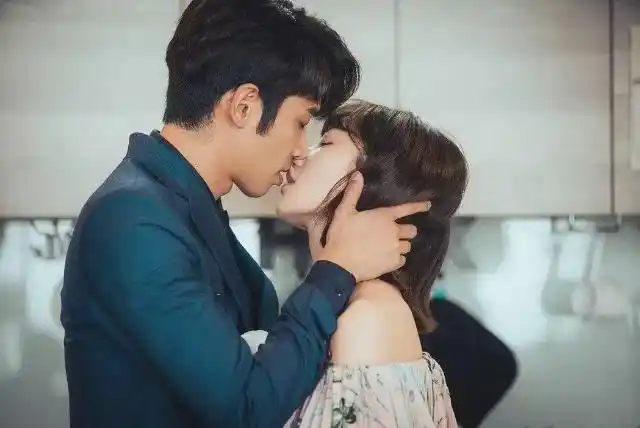 我们不能是朋友成年人的感情才最压抑