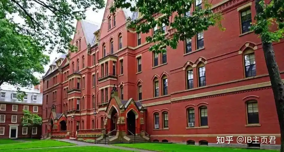 claudine gay出生于1970年,父母是海地移民,童年大部分时间都是在纽约