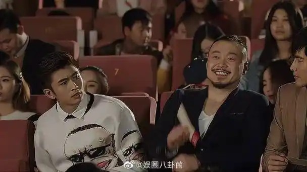 热巴被张云龙高伟光同追,剧院坐错位置,把人笑趴