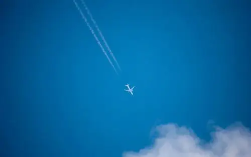 蓝色天空中飞翔的飞机高清摄影图片桌面壁纸下载