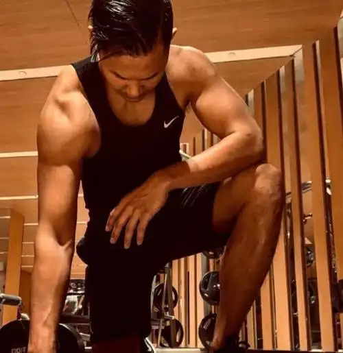 41岁陈建州晒健身照肌肉发达容颜依旧这才是真正的不老男神