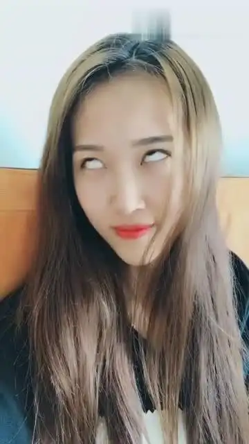 美女好可爱啊,翻个白眼都这么萌,太有气质了!