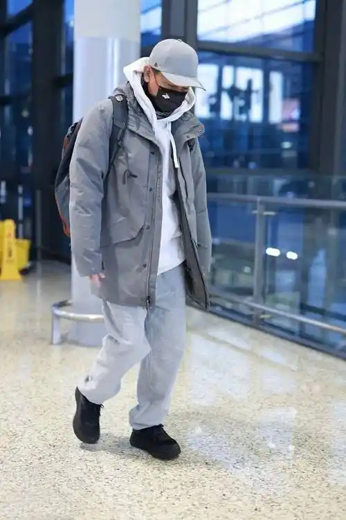 陈小春原来这么会穿,连帽卫衣造型潮男范十足,55岁穿成了25岁_派克