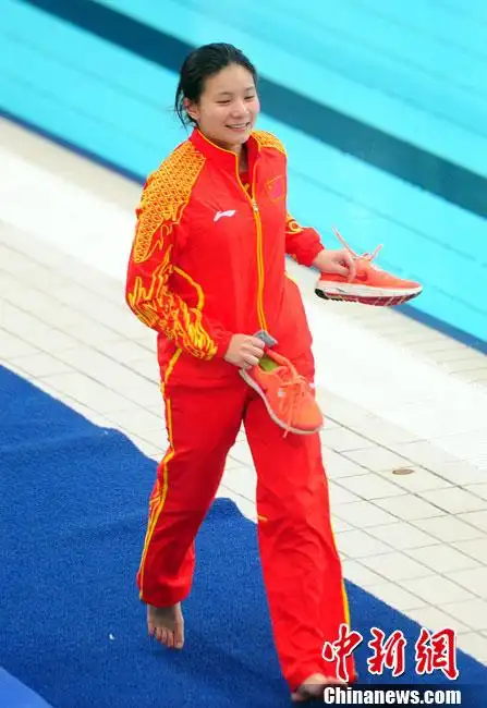 跳水冠军杯何姿夺冠赤脚领奖送新年祝福